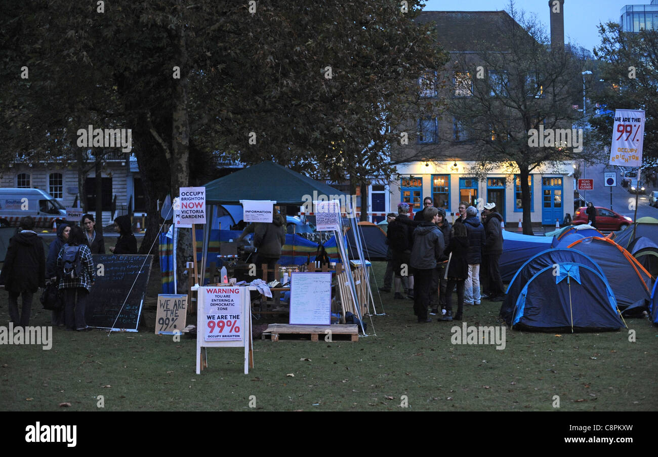 Die neuesten anti-kapitalistischen tented Protest centre besetzen Brighton in Victoria Gardens in der Stadt UK in der Abenddämmerung Stockfoto