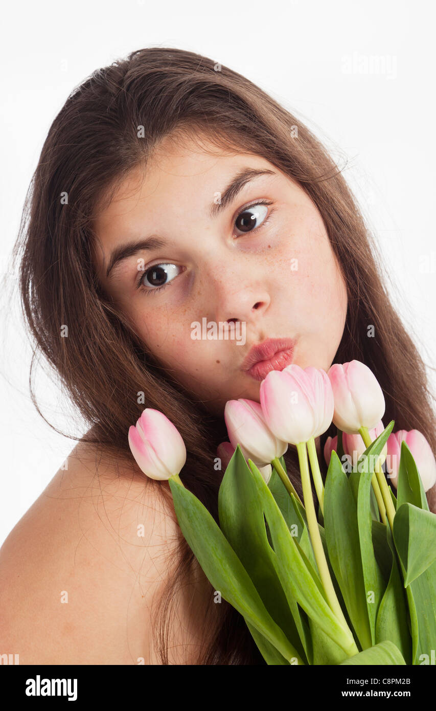 Freche Mädchen mit Tulpen als Nahaufnahme. Isolierte Bild vor einem weißen Hintergrund. Stockfoto