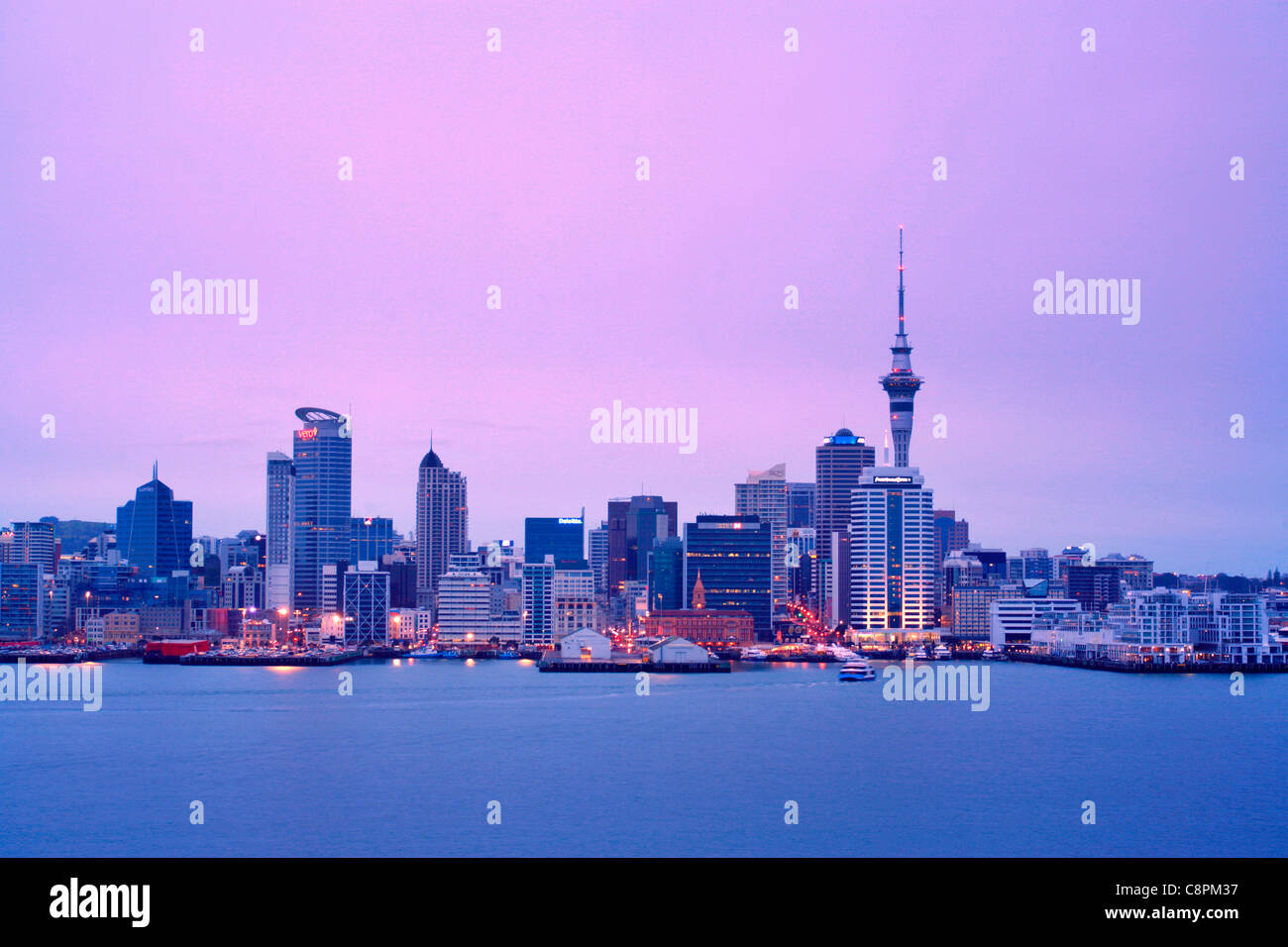 Ein Blick auf Auckland Stadt von Stanley Point, Devonport, am frühen Morgen Stockfoto