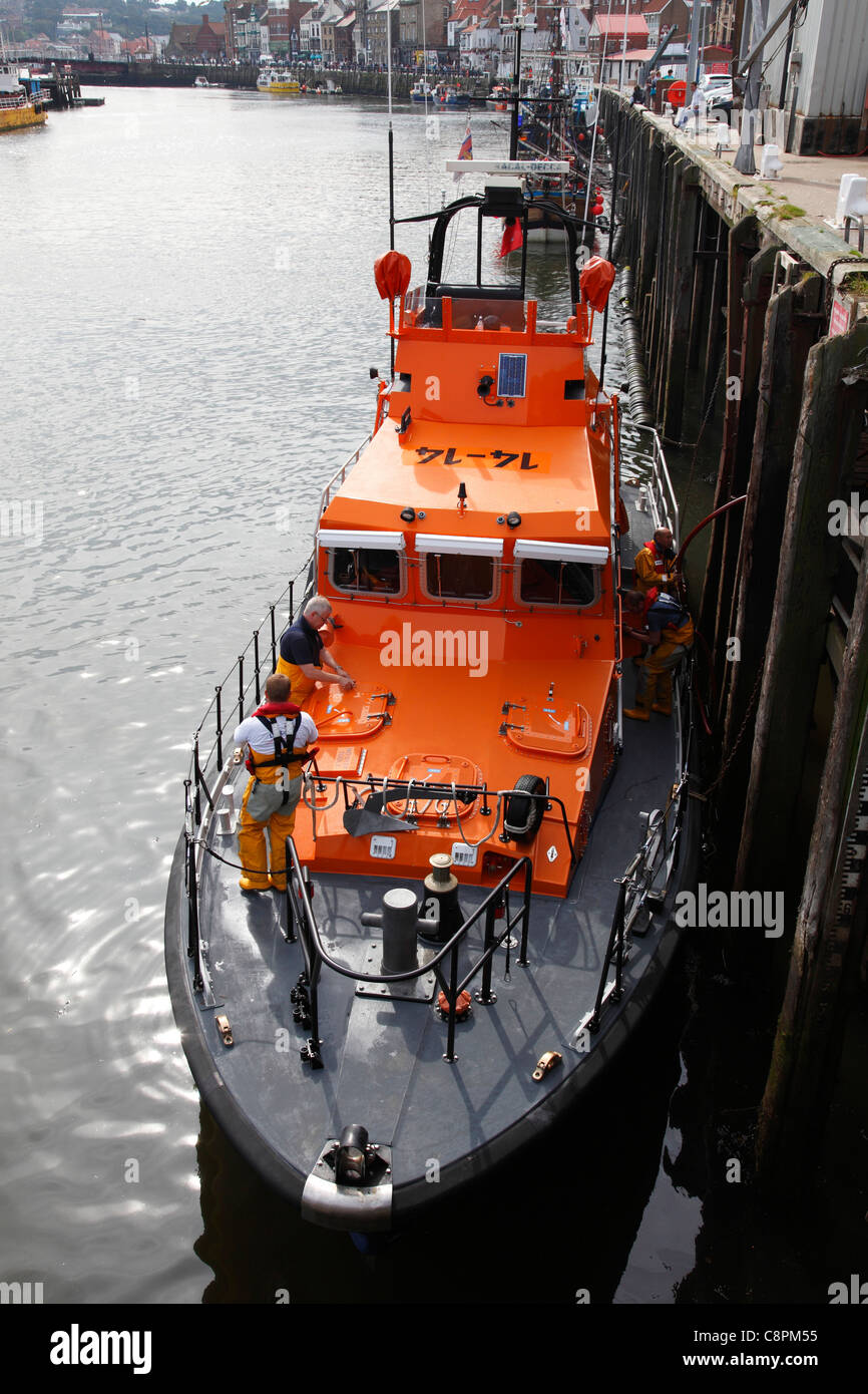 RNLI-Rettungsboot "George & Mary Webb" betankt wird in Whitby, North Yorkshire, England, UK Stockfoto