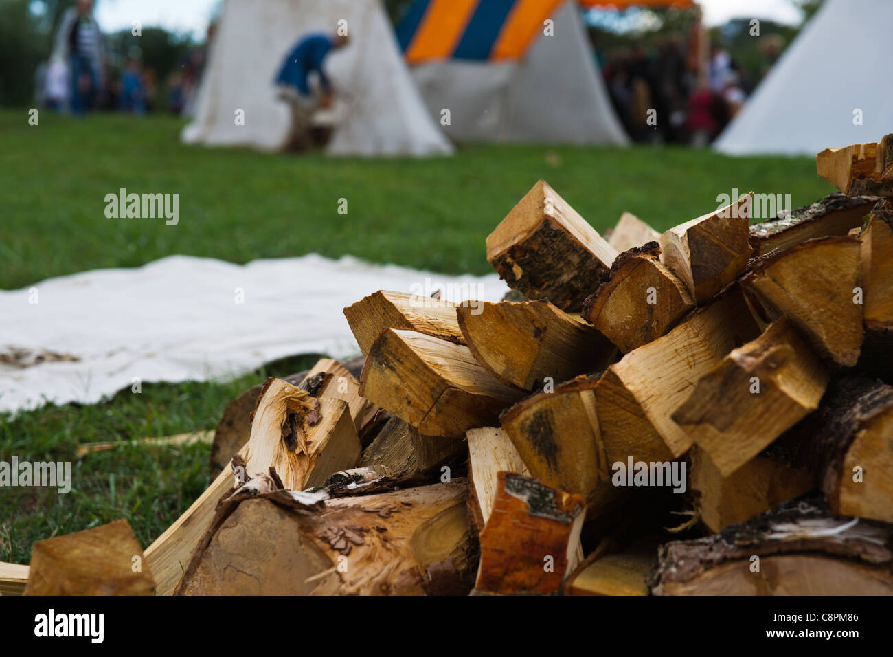 Ein Haufen Brennholz Nähe des Lagers der alten Menschen beim Festival der alten Kultur in Moskau, Russland Stockfoto