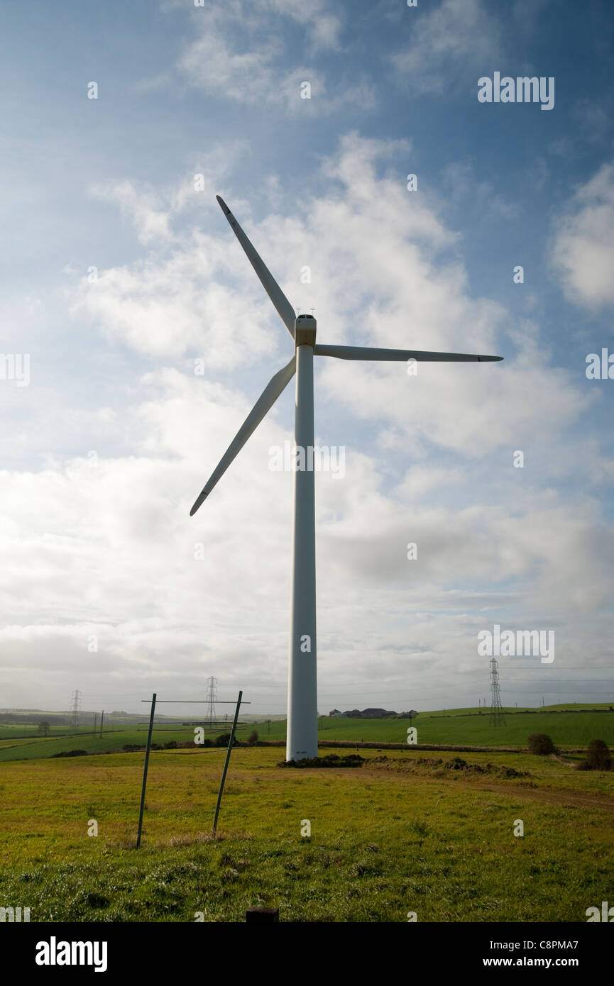 Eine horizontale Achse Windkraftanlage sitzen in einer Agrarlandschaft. Stockfoto