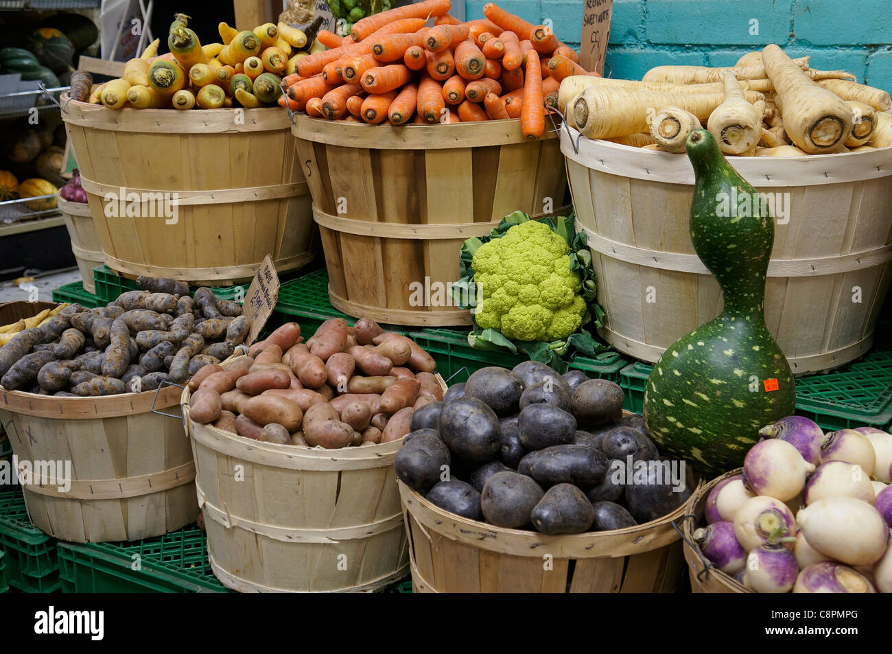 Körbe mit einer Vielzahl von frischem rohem Gemüse Stockfoto