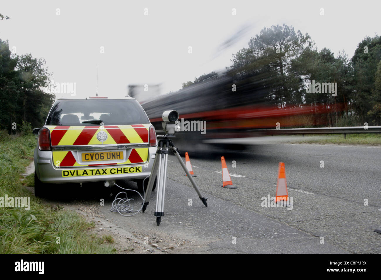 England. Bournemouth. DVLA - Treiber & Vehicle Licensing Agency mobile Steuer Check Gerät.  Automatische Nummernschild Anerkennung Kamera. Stockfoto