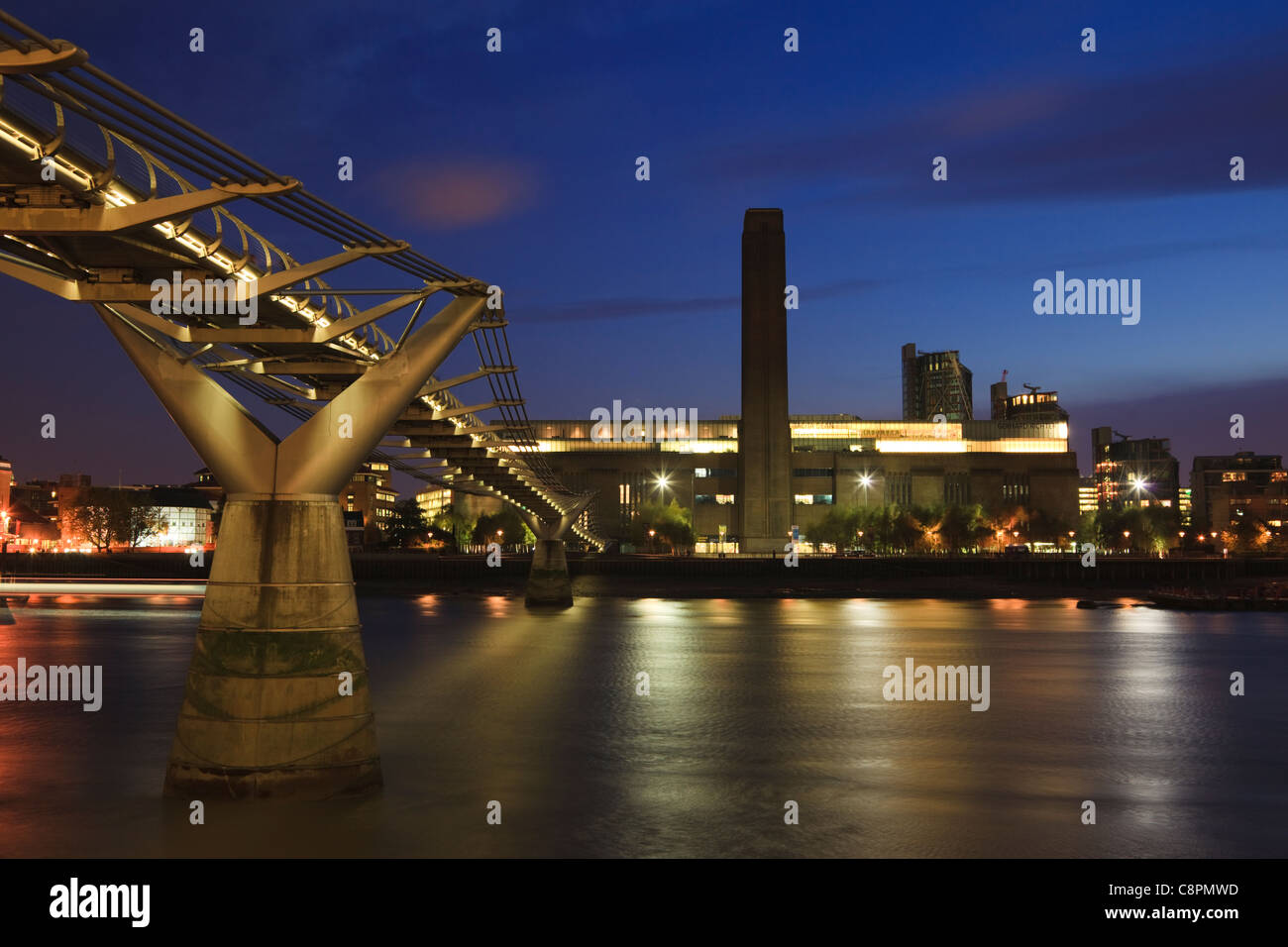 Die Millennium Brücke mit dem Tate Modern in London South Bank. Stockfoto