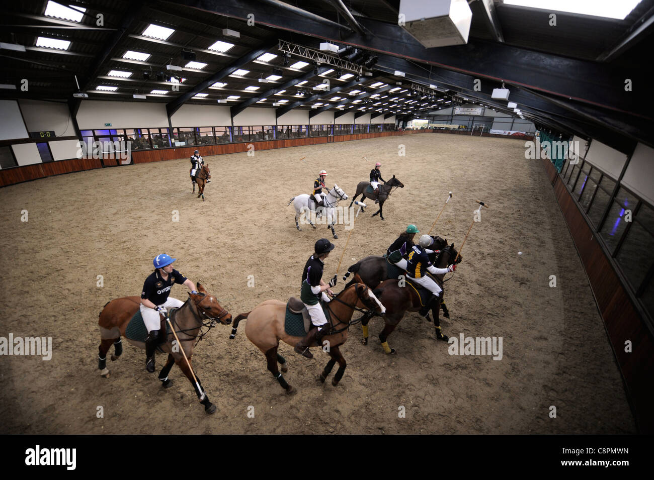 Reiter kämpfen um den Ball an einen Schulen und Universitäten-Polo-Turnier in der Nähe von Clevedon, North Somerset UK Stockfoto