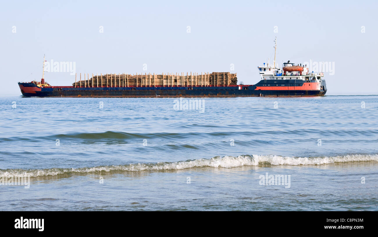 das Schiff im Meer stehen auf der Verankerung Stockfoto