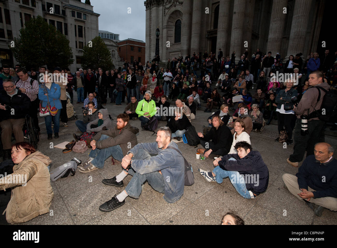 London, UK, 30.10.2011. Martin Smith, nationaler Koordinator des "Love Music, Hate Rassismus" Speaking Aktivisten am OccupyLSX lagerten in der St. Pauls Kathedrale über die Zunahme des Rassismus in der aktuellen wirtschaftlichen Lage. Stockfoto