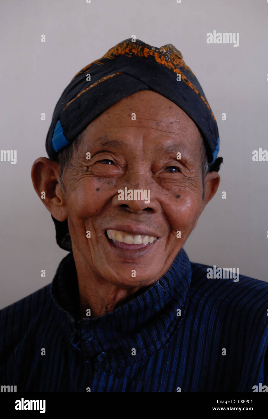 Porträt eines der Sultan von Yogjakartas Männer. Lächelnd und erschossen vor einem grauen Hintergrund.  Ein Distinguishedold Herr. Stockfoto