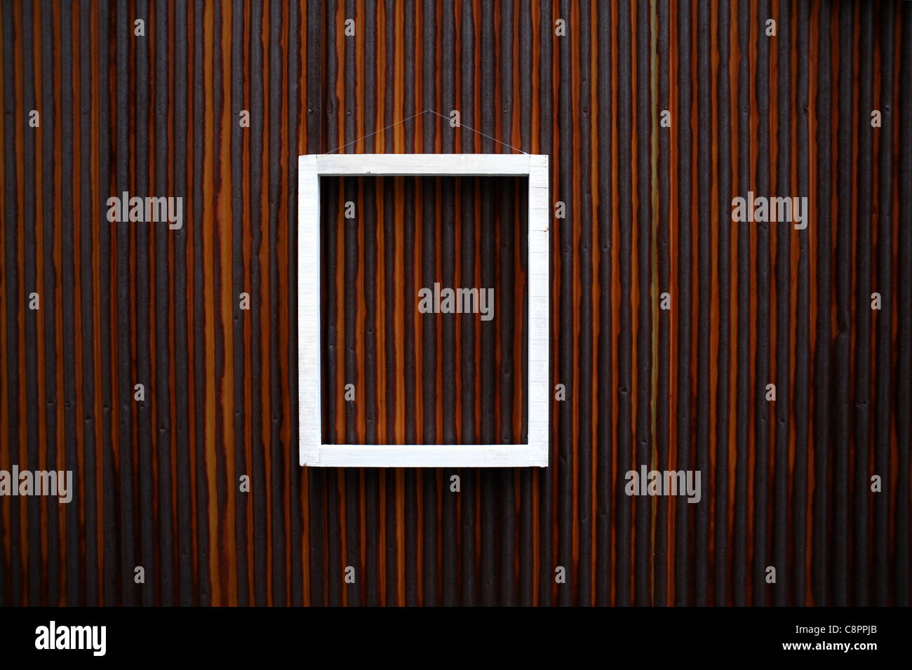 Weißen Holzrahmen und rostige Wellblech Stockfoto
