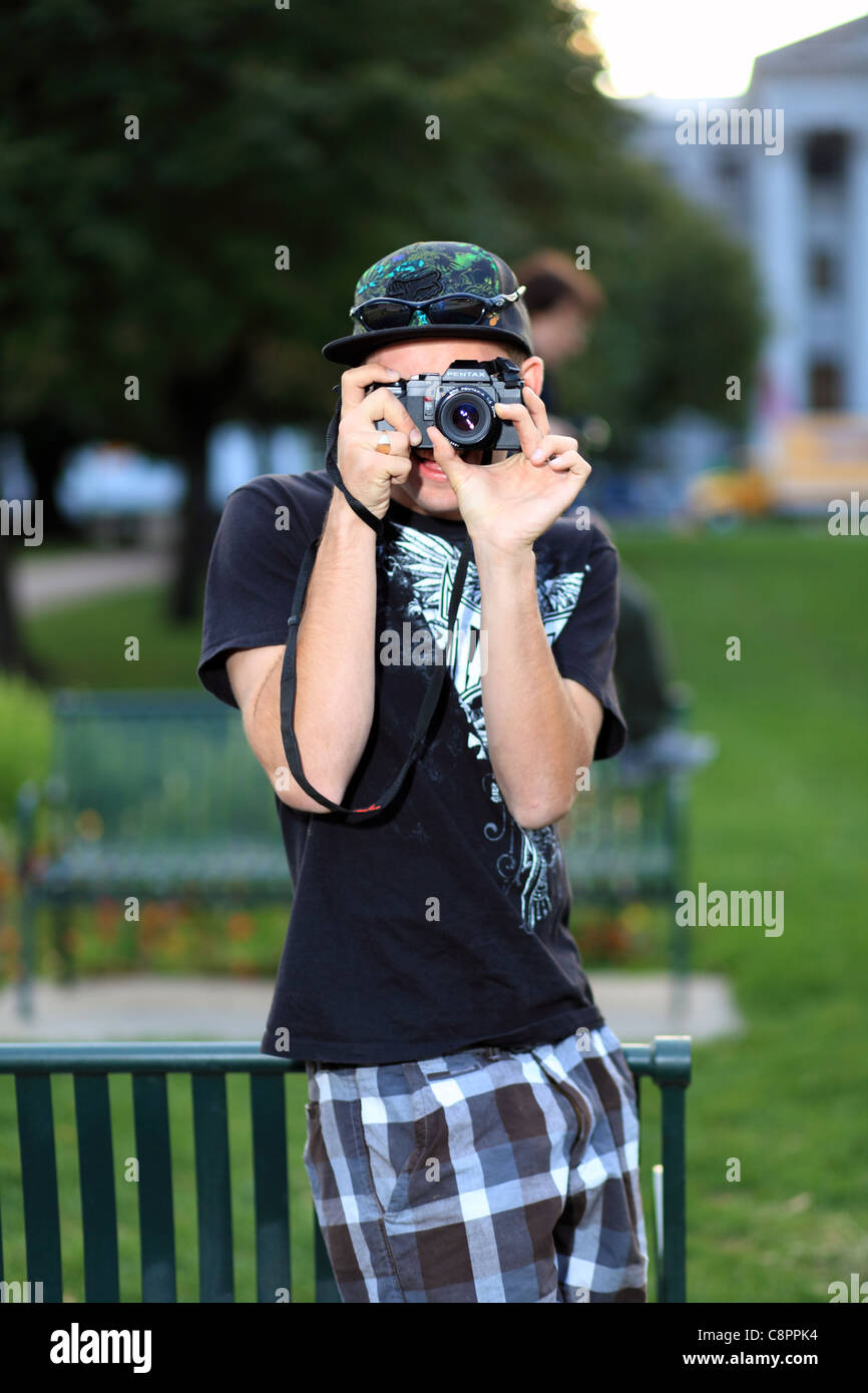 Eine junge Fotografin konzentriert sich seine Filmkamera Stockfoto