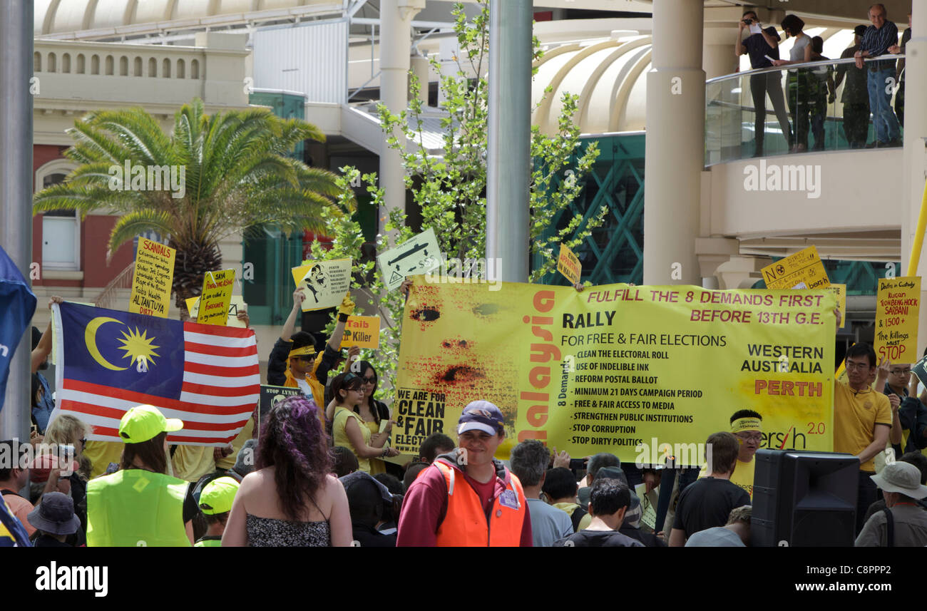 Malaysische Demonstranten mit banner fordern Wahlreform besetzen Perth / CHOGM 2011 protestiert. Stockfoto