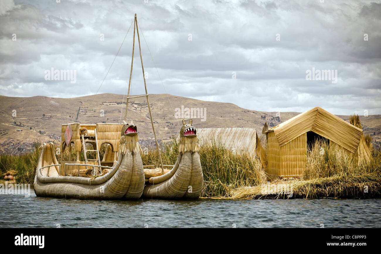 Häuser und Boot gemacht Schilfinsel Uros Inseln Titicaca See Puno Region Peru Stockfoto