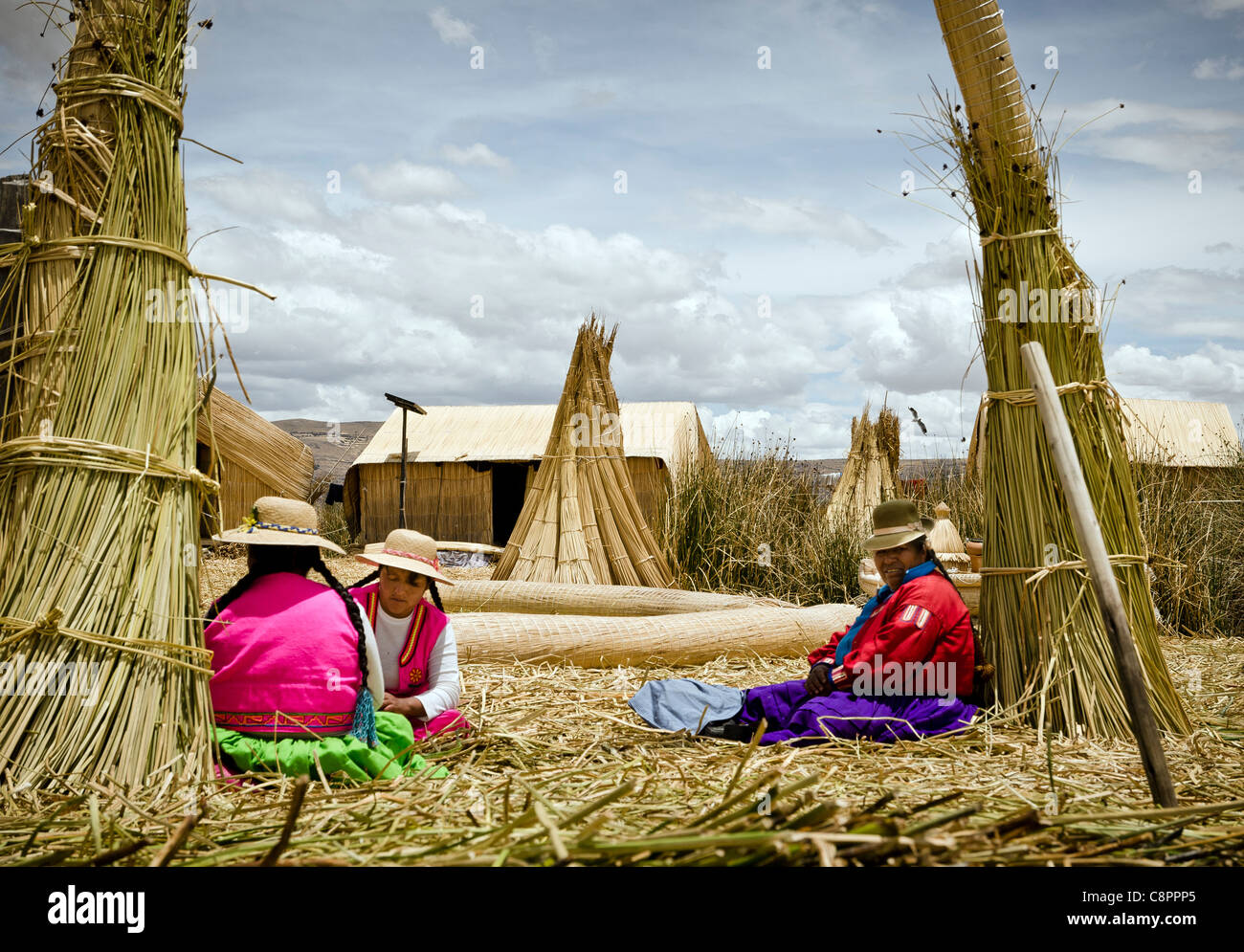 Frauen tragen traditionelle Kleidung auf Uros Inseln Titicacasee Puno Region Peru Stockfoto