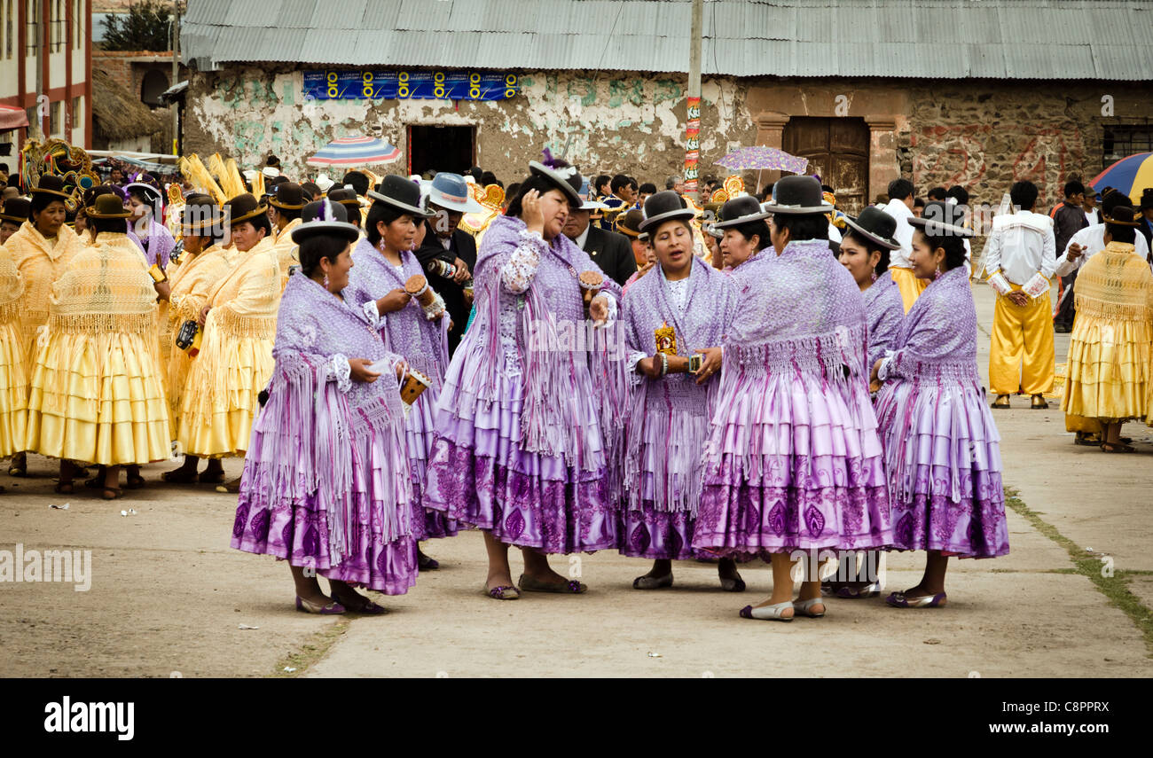 Traditionelle peruanische Tänzer bei der Fiesta de Nuestra Señora del Rosario in Chucuito Puno, Peru Stockfoto