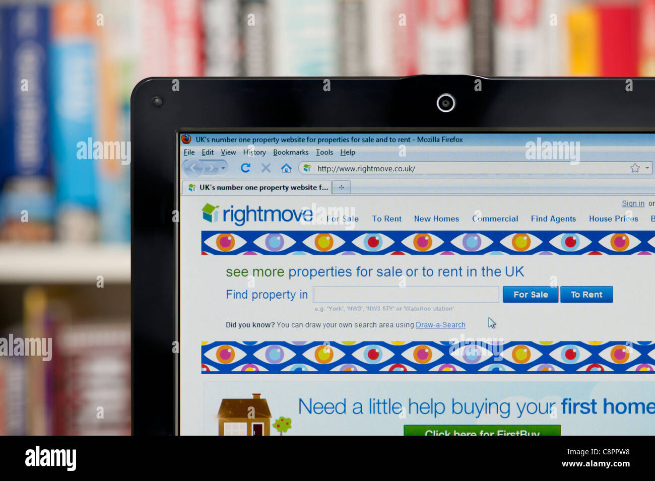 Die Rightmove Website erschossen vor einem Bücherregal-Hintergrund (nur zur redaktionellen Verwendung: print, TV, e-Book und redaktionelle Webseite). Stockfoto Die Rightmove Website erschossen vor einem Bücherregal-Hintergrund (nur zur redaktionellen Verwendung: print, TV, e-Book und redaktionelle Webseite). Stockfoto