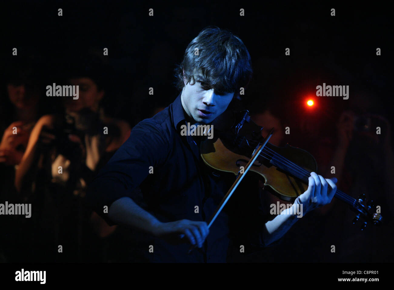 Der norwegische Sänger und Geiger Alexander Rybak, der Gewinner des Eurovision Song Contest (2009) tritt bei seinem Konzert in der Lucerna Music Bar in Prag, Tschechien, am 23. Februar 2010 auf. Stockfoto