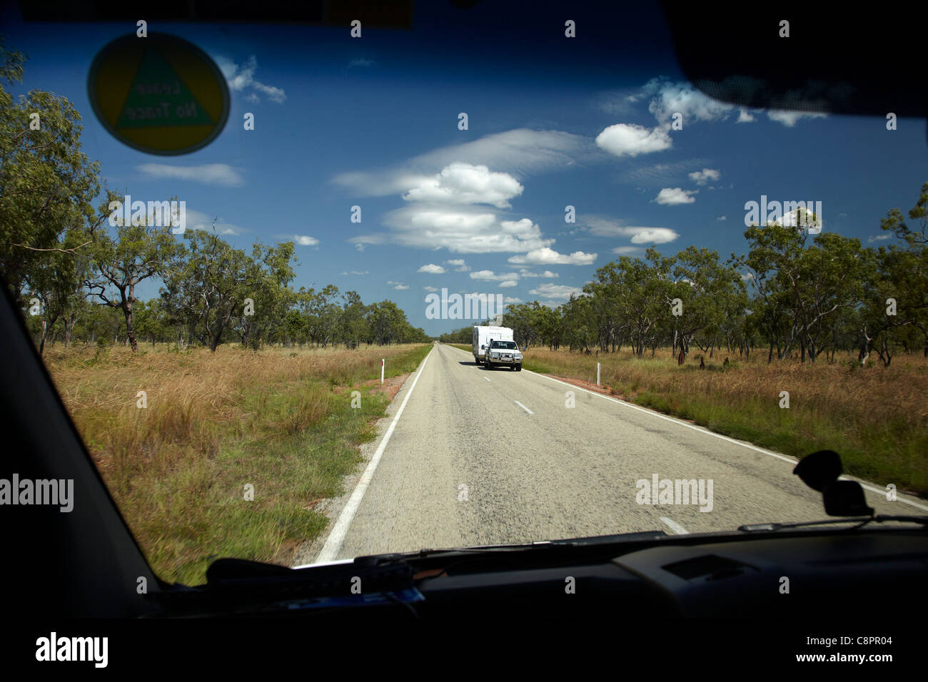 Wohnwagen auf Victoria Highway in der Nähe von Timber Creek, Northern Territory, Australien Stockfoto