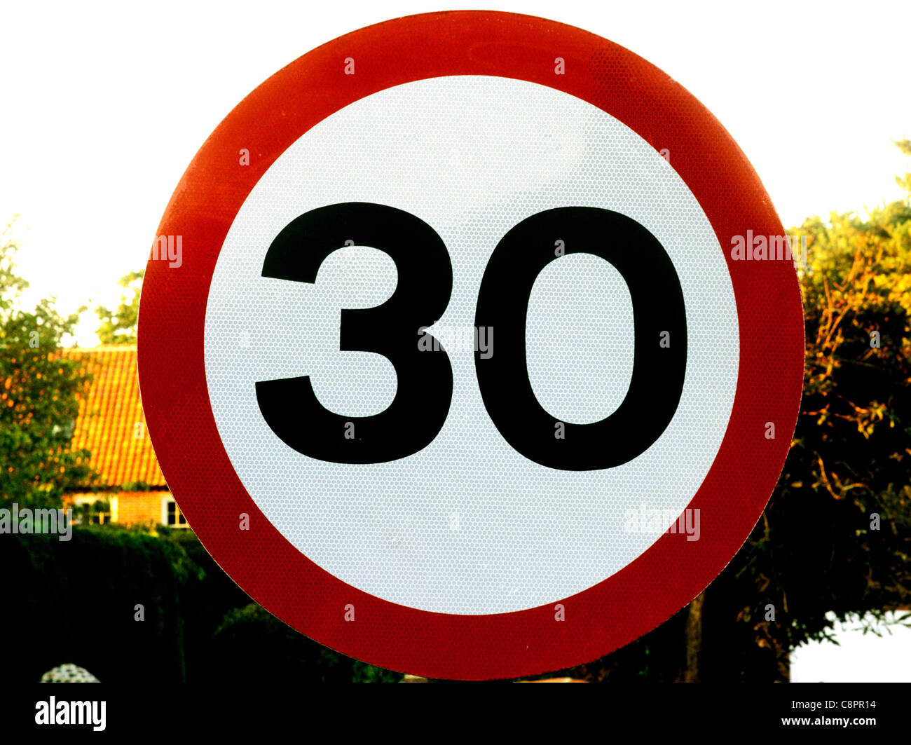 30 km/h Geschwindigkeit Beschränkung Zeichen Straße Zeichen Limit begrenzt England UK britisches Englisch am Straßenrand Stockfoto