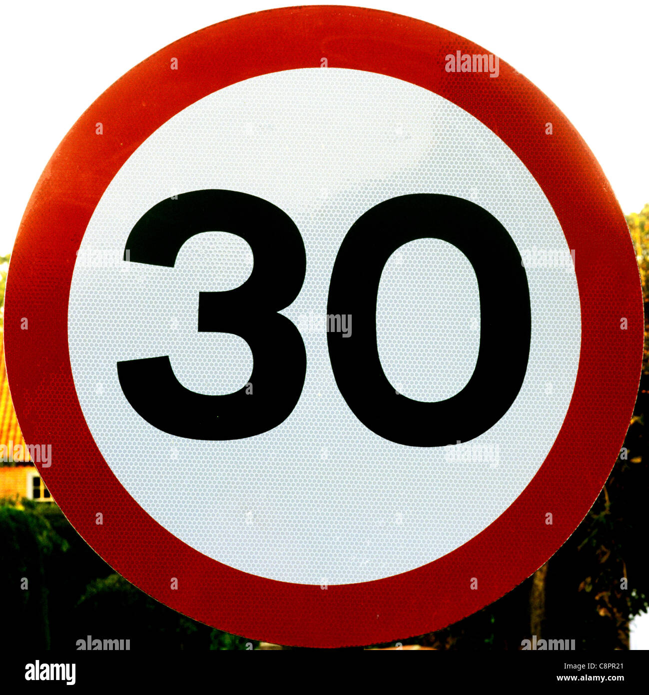 30 km/h Geschwindigkeit Beschränkung Zeichen Straße Zeichen Limit begrenzt England UK britisches Englisch am Straßenrand Stockfoto