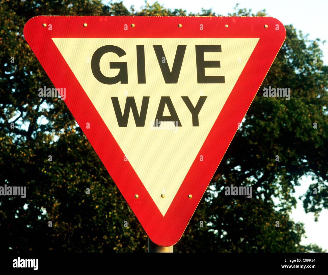 GEBEN Weg Road Sign Warnung beratenden englische britische unterschreibt England UK am Straßenrand Stockfoto