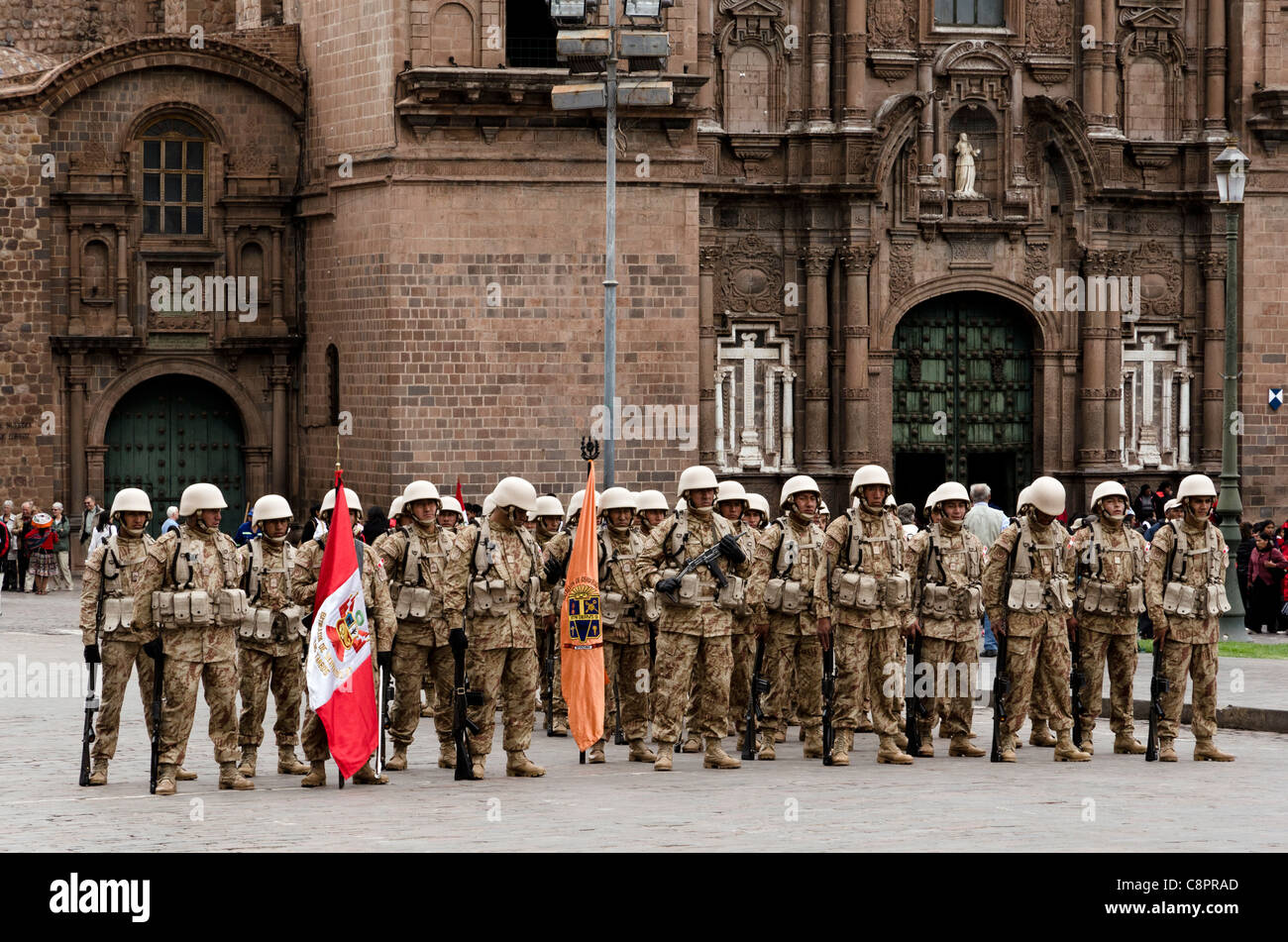 Militärparade in Plaza de Armas mit Iglesia De La Compania im Hintergrund Cusco Peru Stockfoto