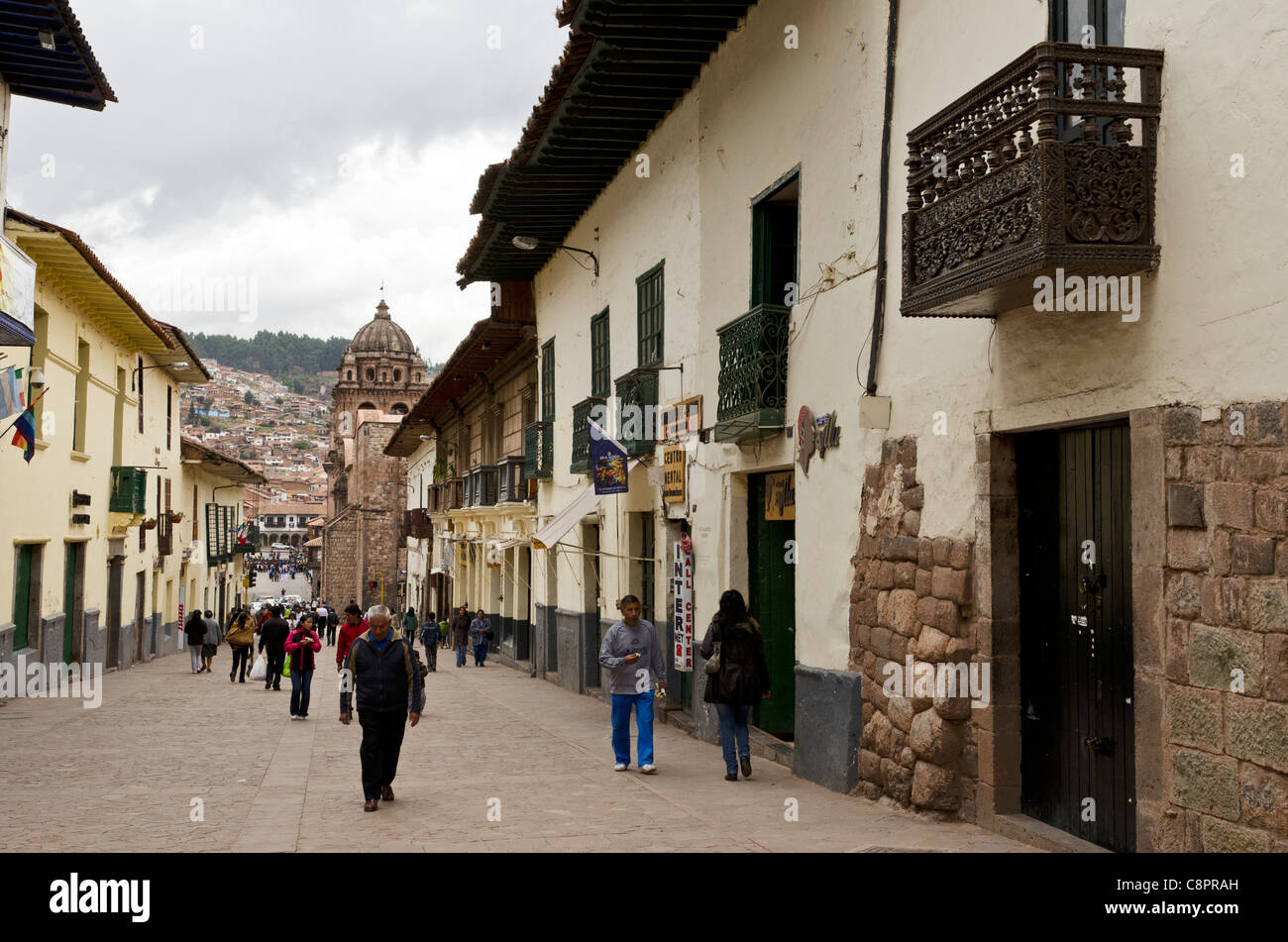 Blick auf Cusco Straße mit spanischen kolonialen Holzbalkone Cuzco Peru Stockfoto