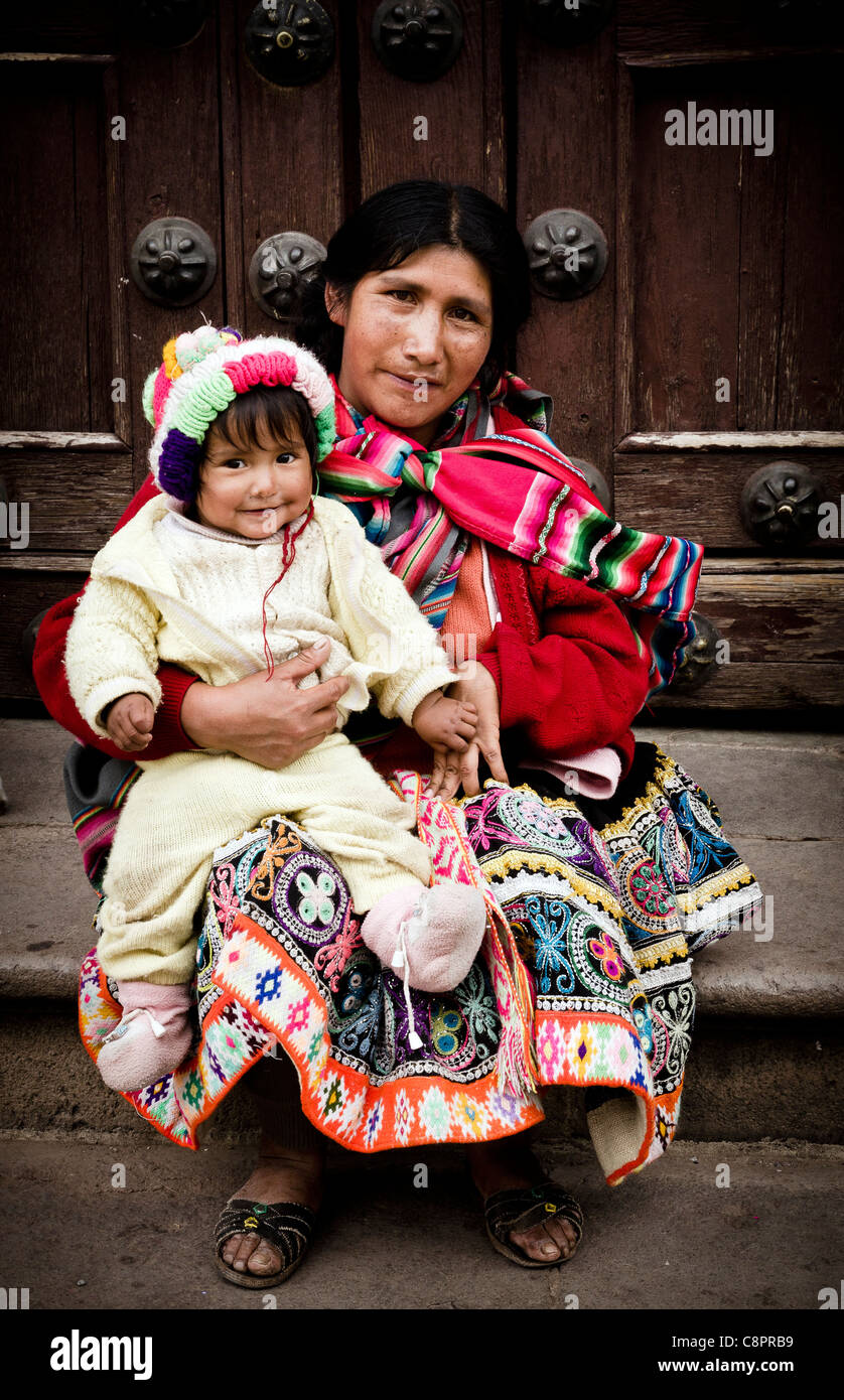 Junge peruanische Frau mit Baby tragen Quechua Tracht Cusco Peru Stockfoto