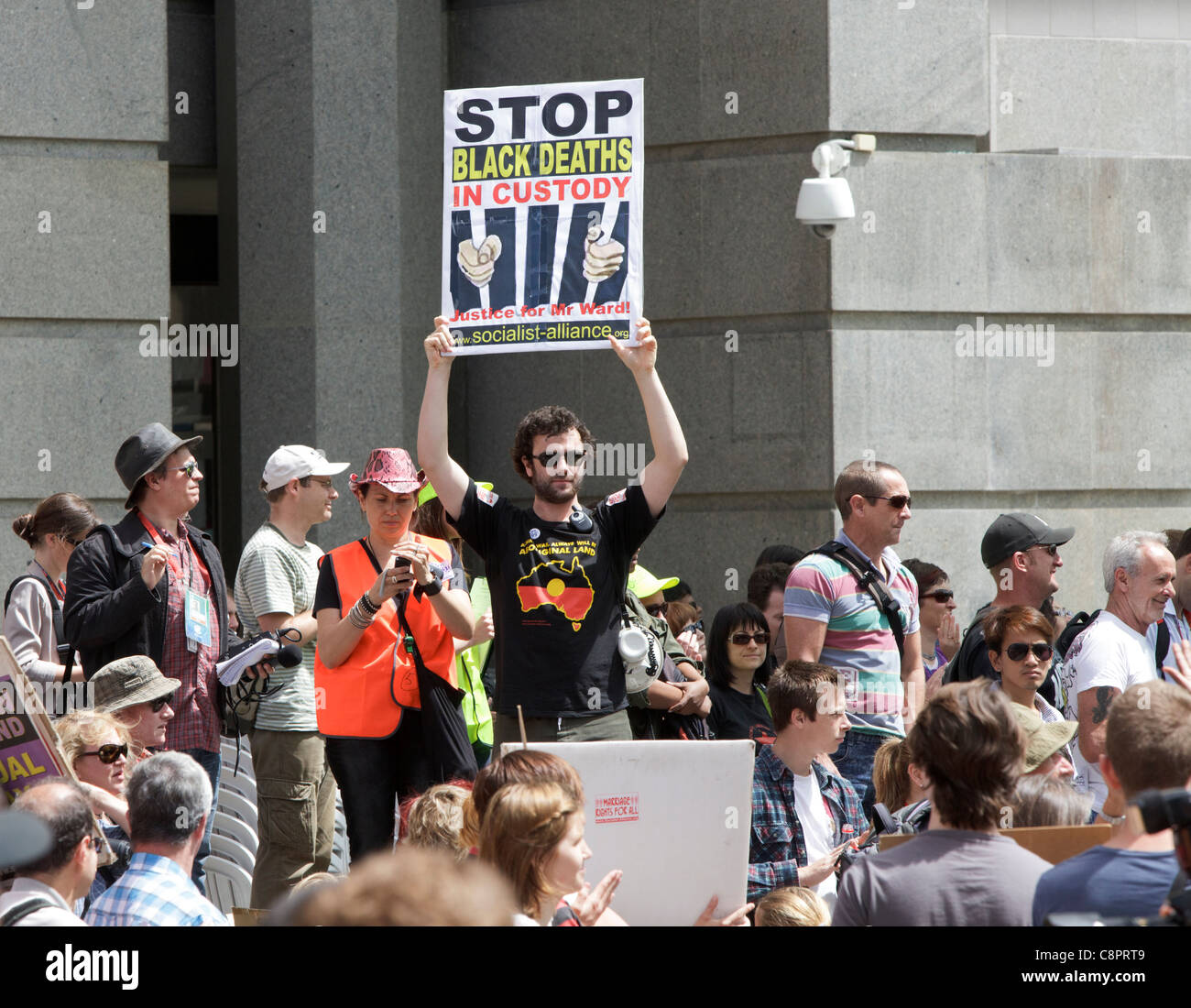 Demonstrant hält ein "Stop schwarz Todesfälle in Haft" Plakat protestieren über Aborigines Todesfälle in Haft. Stockfoto