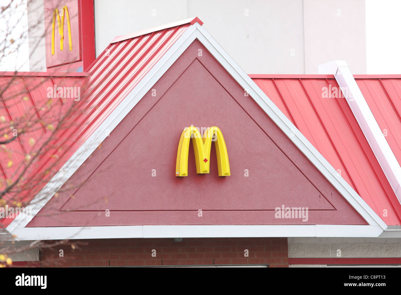McDonalds-Logo Restaurant außen Stockfoto