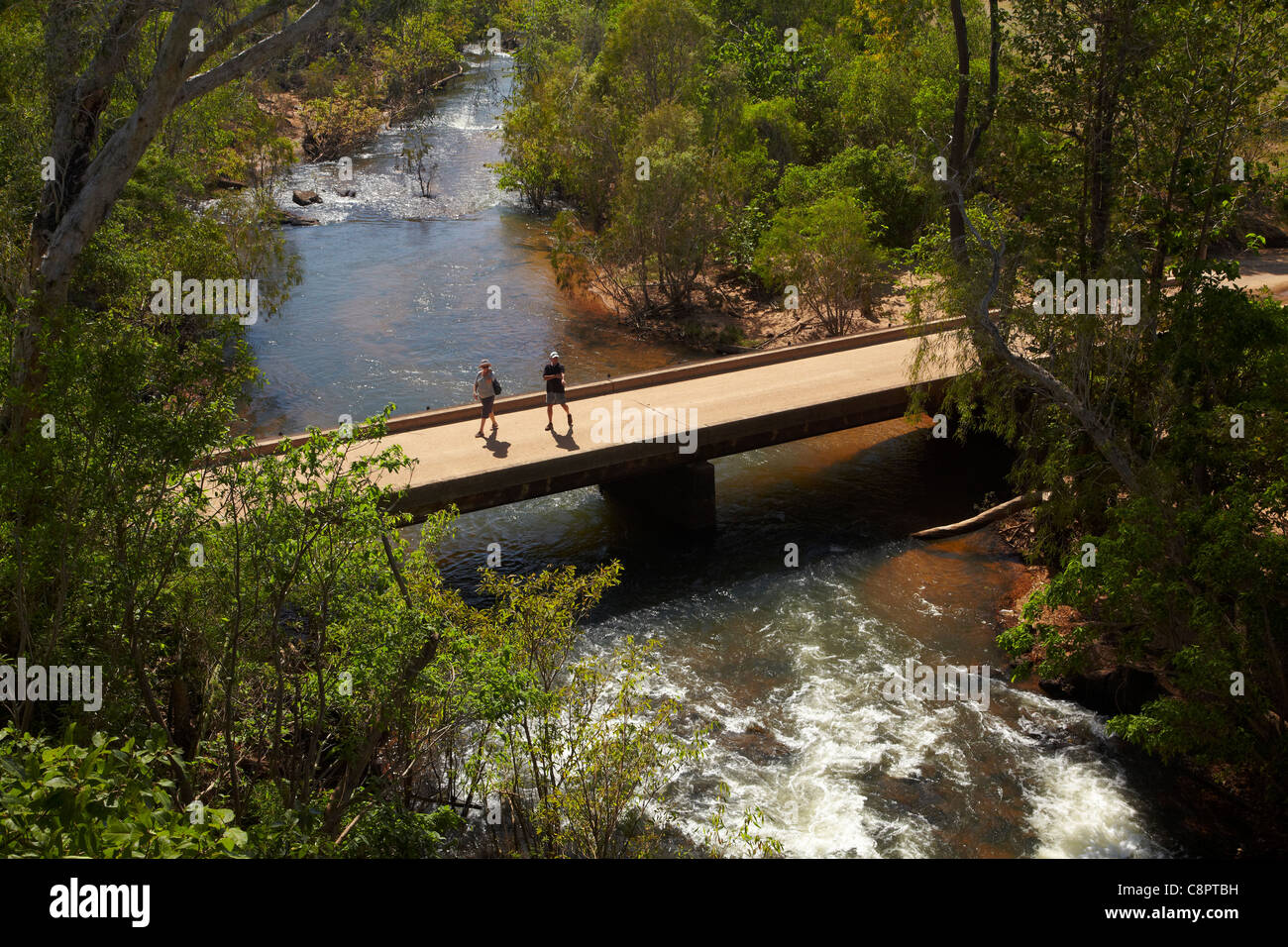 Menschen auf alten niedrigen Niveau Straßenbrücke, Adelaide River, Northern Territory, Australien Stockfoto