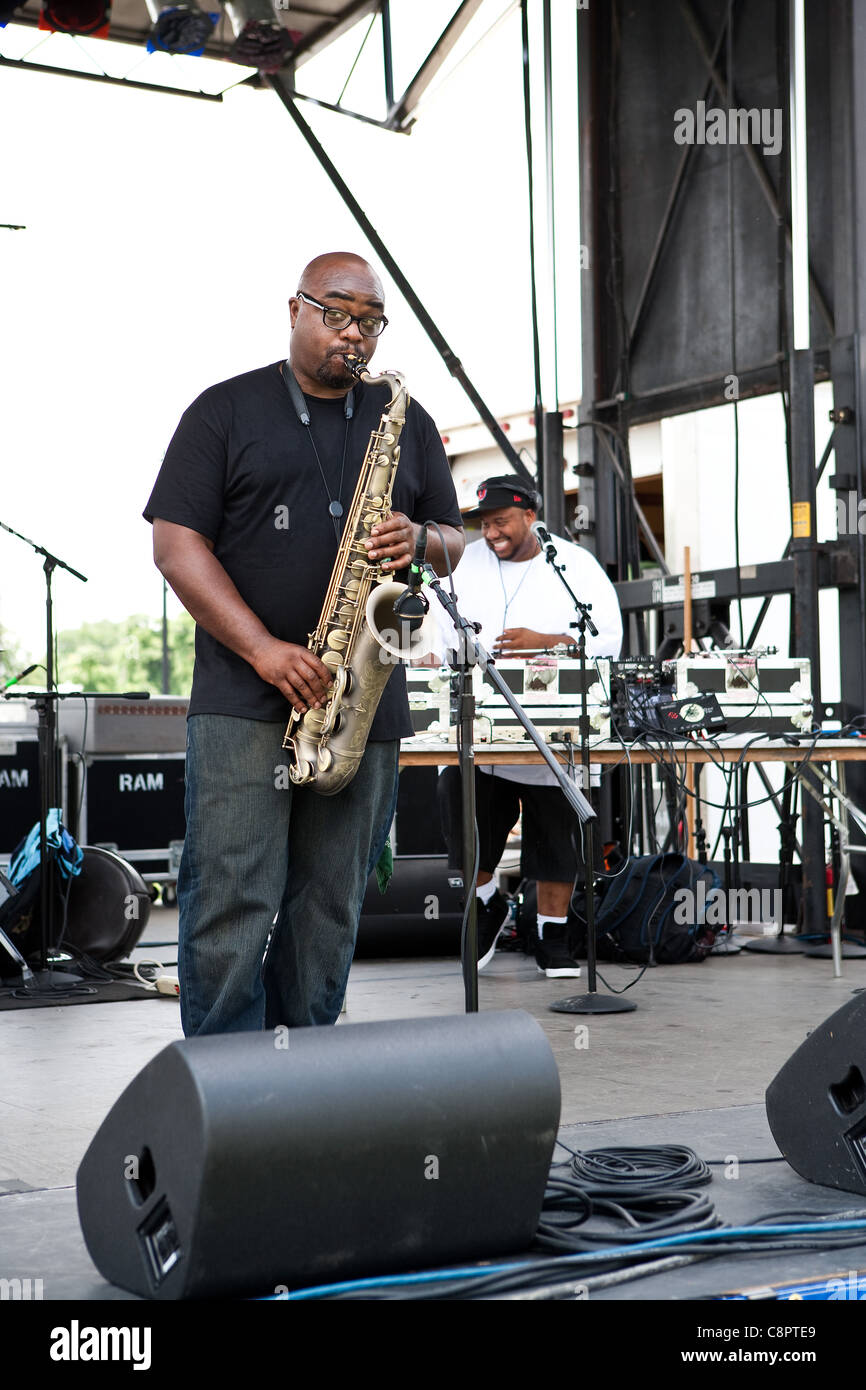 Ein Mann spielt Saxophon an der Jazz und Rib Fest in Columbus Ohio Stockfoto