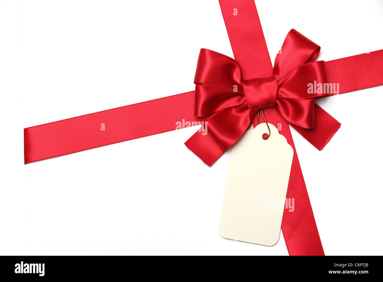 Rote Schleife mit leeren Geschenkanhänger. Isoliert auf weiss. Stockfoto