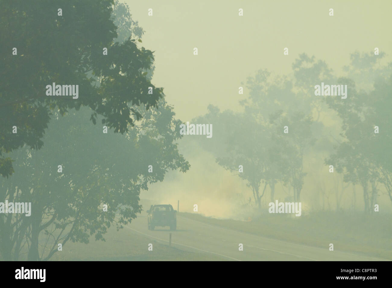 Bushfire Rauch und Verkehr am Stuart Highway, in der Nähe von Pine Creek, Northern Territory, Australien Stockfoto