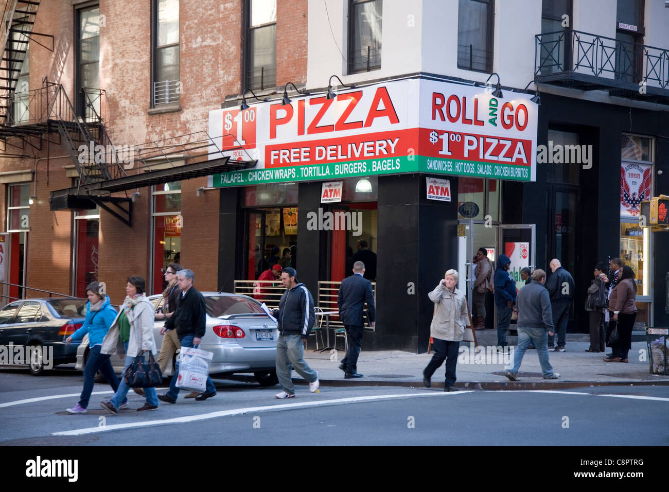 Dollar ein Stück Pizza am Broadway in Tribecca, New York City Stockfoto