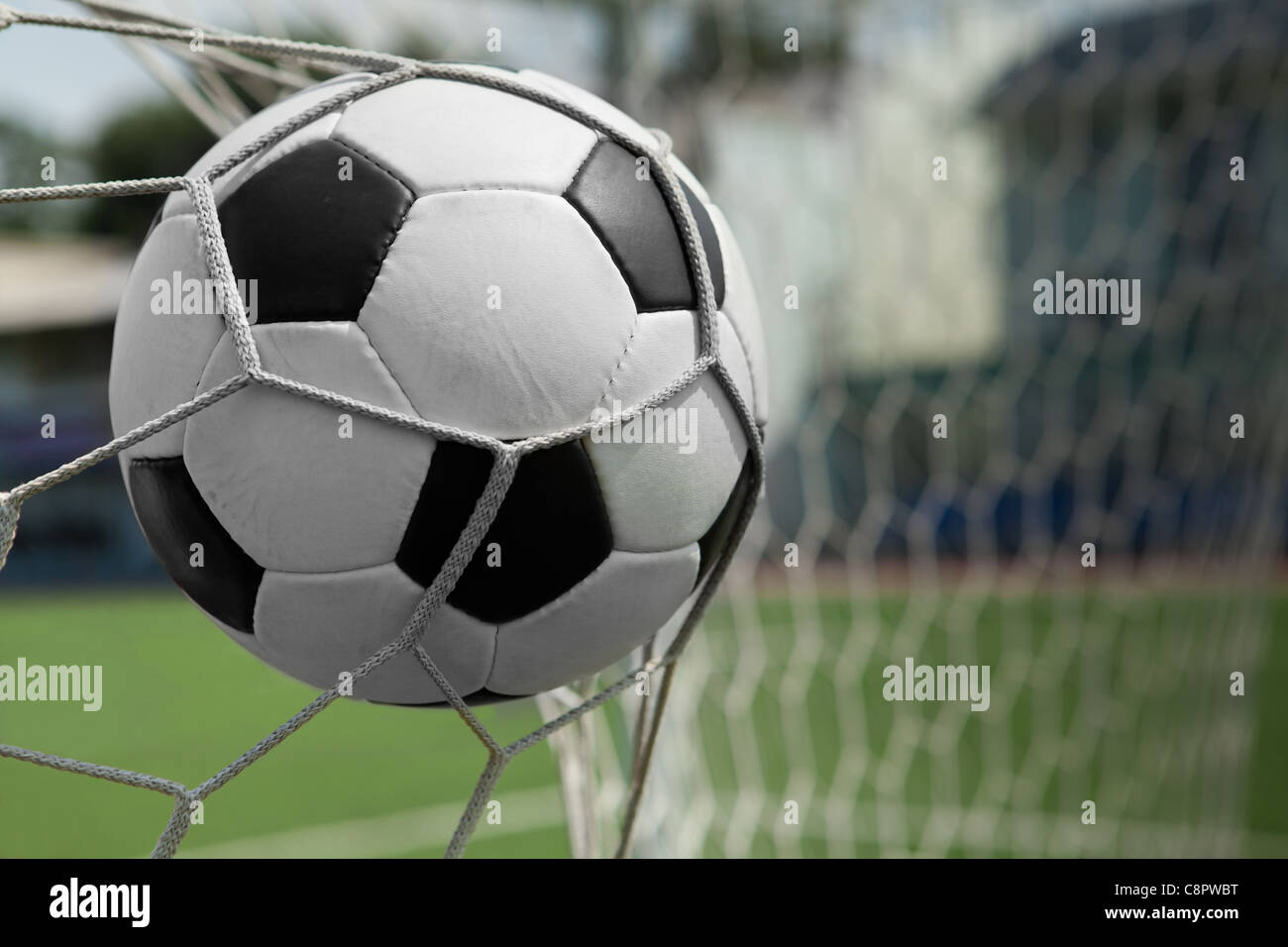 Soccer Ball im Tor Stockfoto