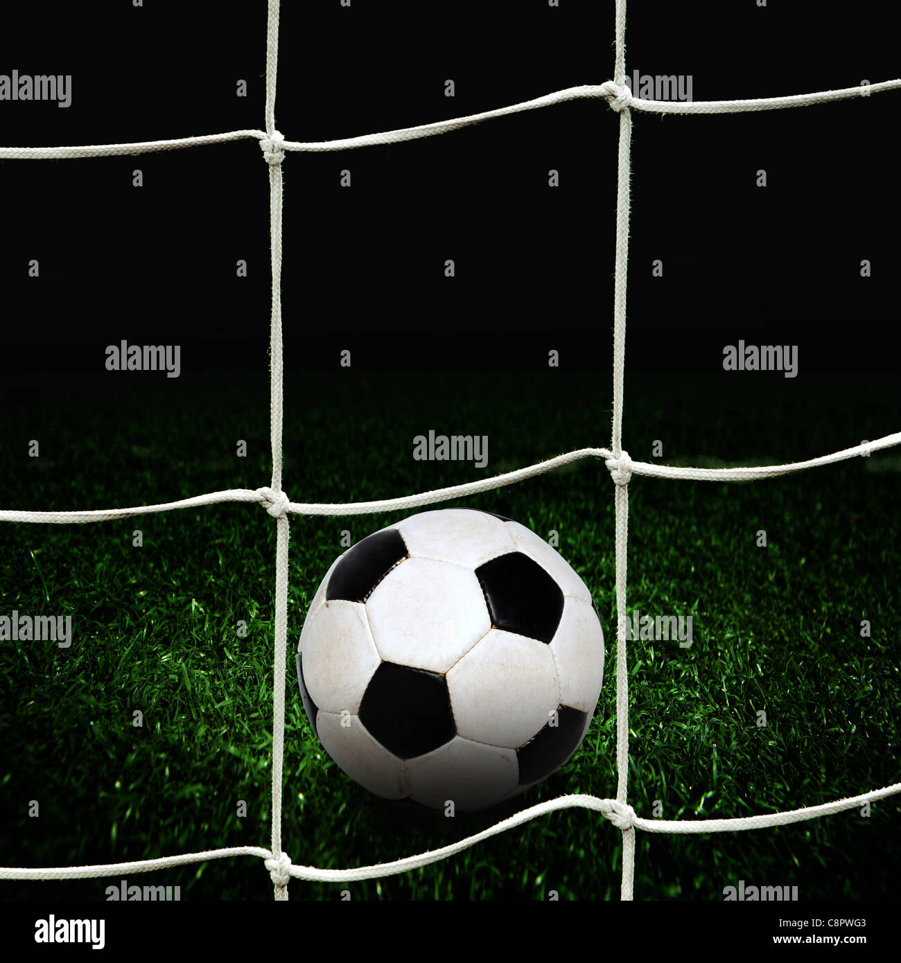 Fußball auf dem Spielfeld des Stadions mit Licht Stockfoto