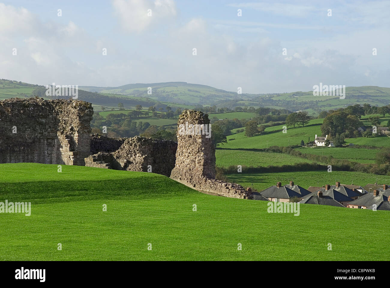 Großbritannien, Wales, Denbigh Castle, Ruinen, Dorf und Hügel anzeigen Stockfoto
