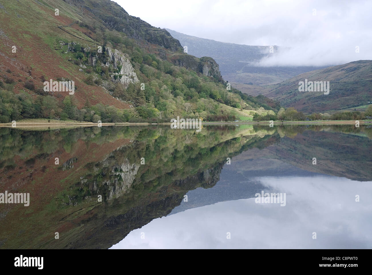 Großbritannien, Wales, Snowdonia, Llyn Gwynant Bergsee in der Nähe von Beddgelert Stockfoto