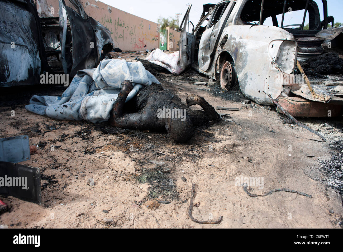 Die verkohlten Überreste eines Gadaffis loyalistischen Truppen nach wird bei einem NATO-Luftangriff auf Gaddafi Konvoi verbrannt Stockfoto