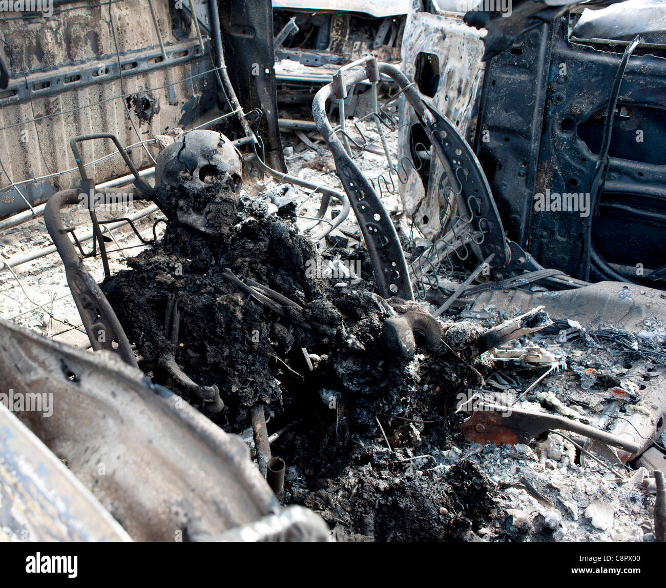 Die verkohlten Überreste eines Gadaffis Loyalst Truppen nach wird bei einem NATO-Luftangriff auf Gaddafi Konvoi verbrannt Stockfoto