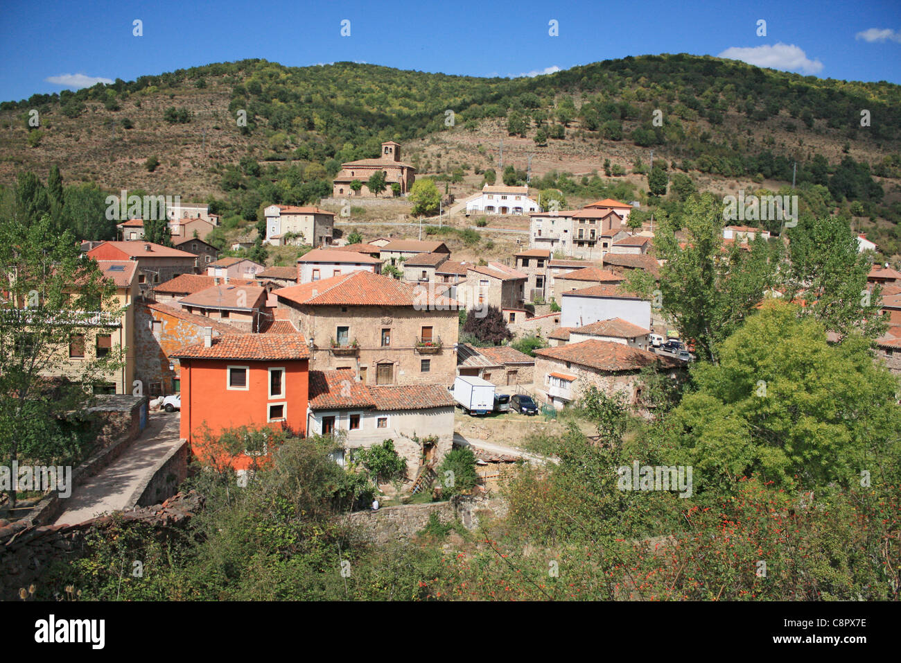 Spanien, La Rioja, Dorf, eingebettet zwischen Hügeln Stockfoto