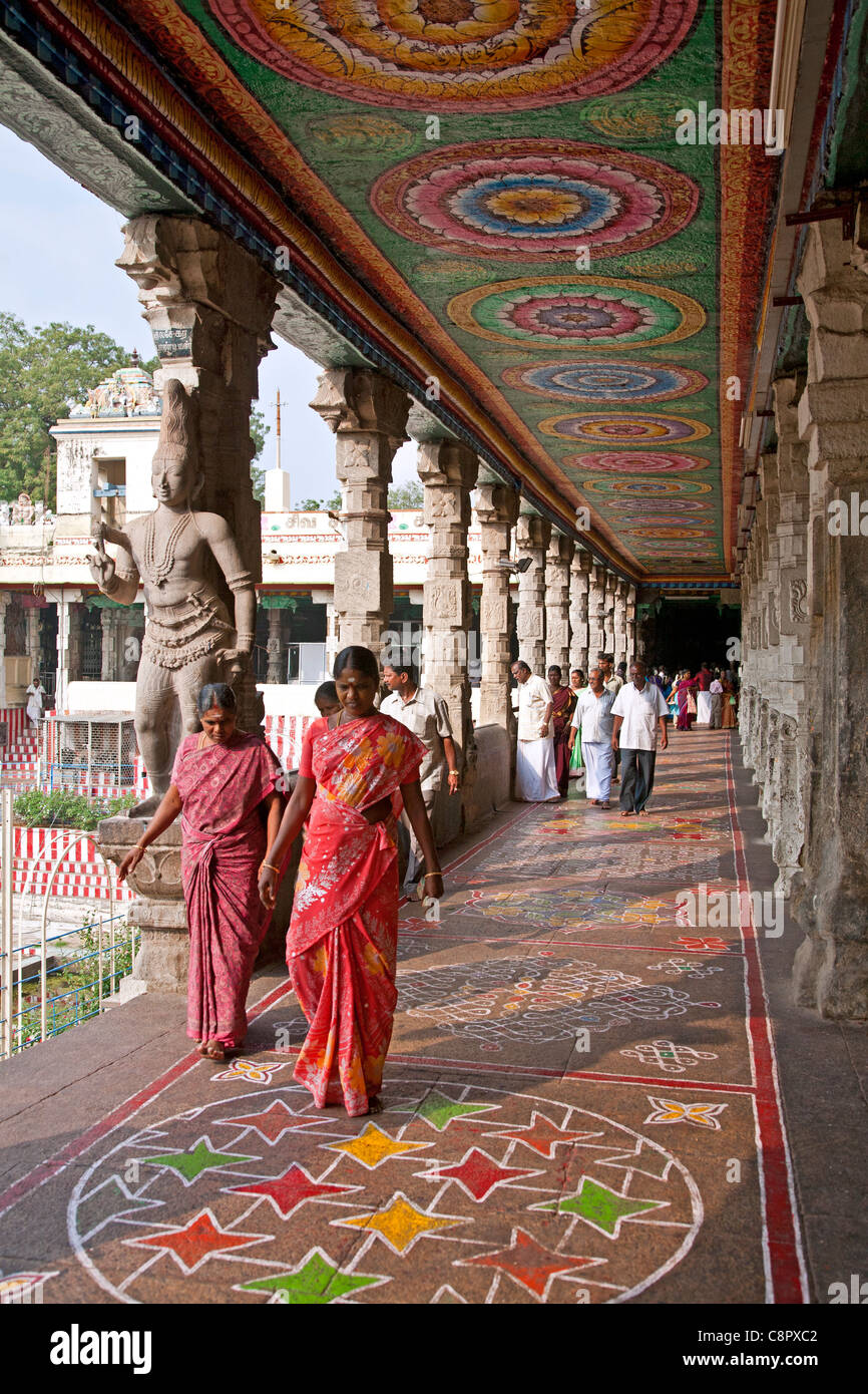 Rangoli (traditioneller Fußboden-Dekoration). Sri-Meenakshi-Tempel. Madurai. Tamil Nadu. Indien Stockfoto