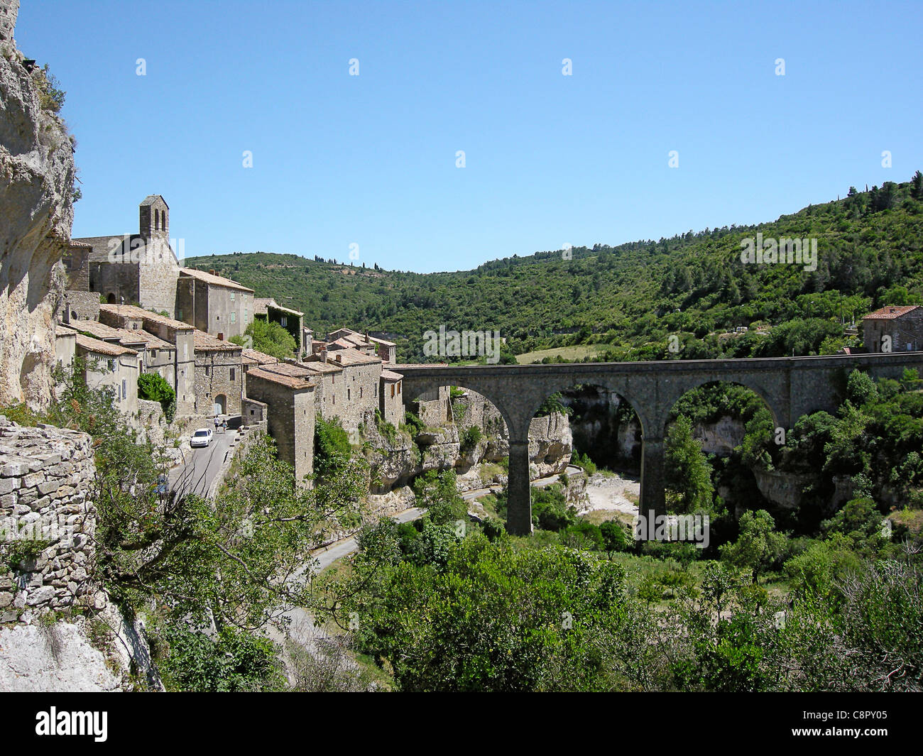 Frankreich, Languedoc-Roussillon, Hérault, Minerve, Blick auf das Dorf und Bogen Brücke über die Schlucht Stockfoto