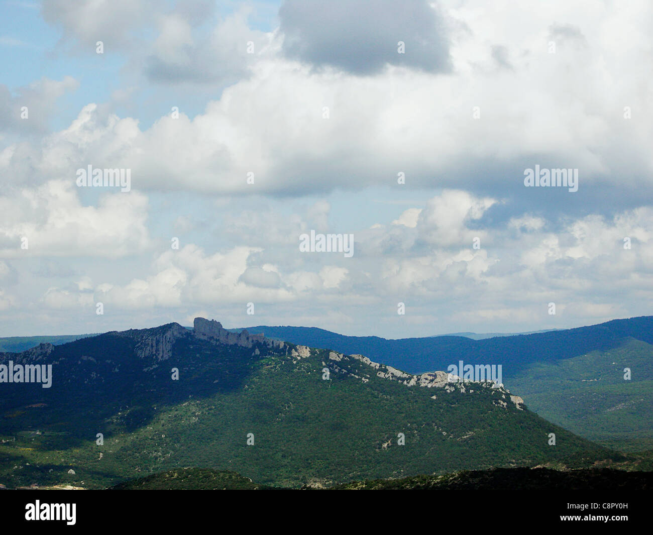 Frankreich, Languedoc-Roussillon, Aude, Blick Richtung Peyrepertuse Burg, eine der Katharerburgen Stockfoto