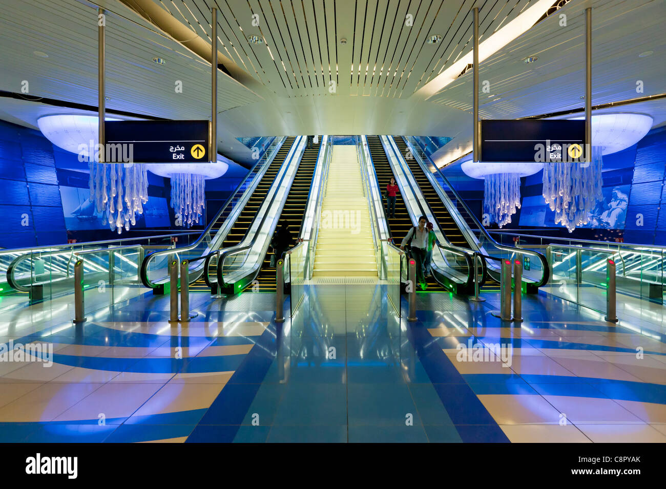 U-Rolltreppen Metro Station Interior, Dubai, Vereinigte Arabische Emirate, Vereinigte Arabische Emirate, Naher Osten Stockfoto