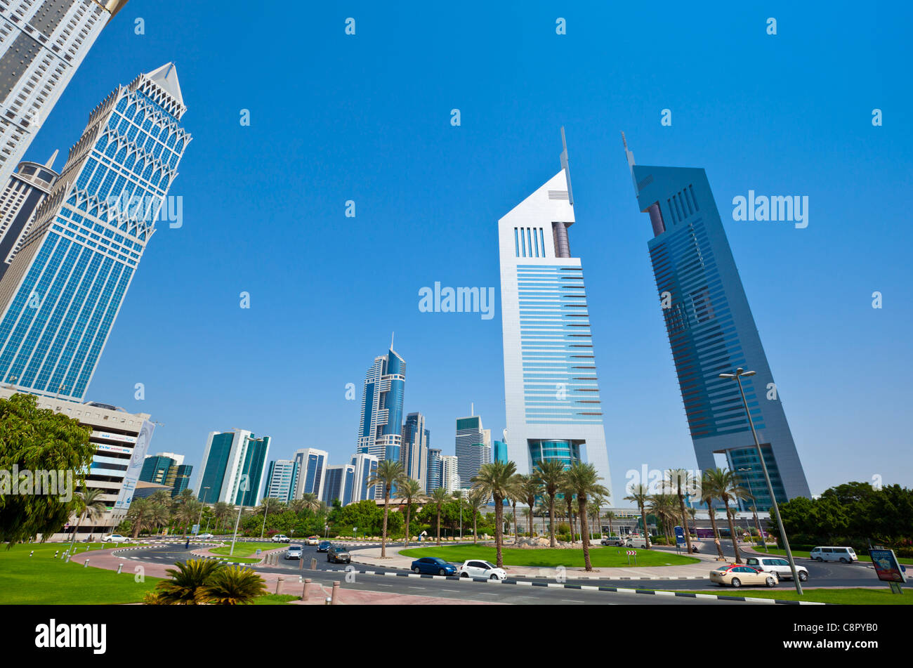 Emirates Towers und anderen Skyline Wolkenkratzer, Sheikh Zayed Road, Dubai City, Vereinigte Arabische Emirate, Vereinigte Arabische Emirate Stockfoto