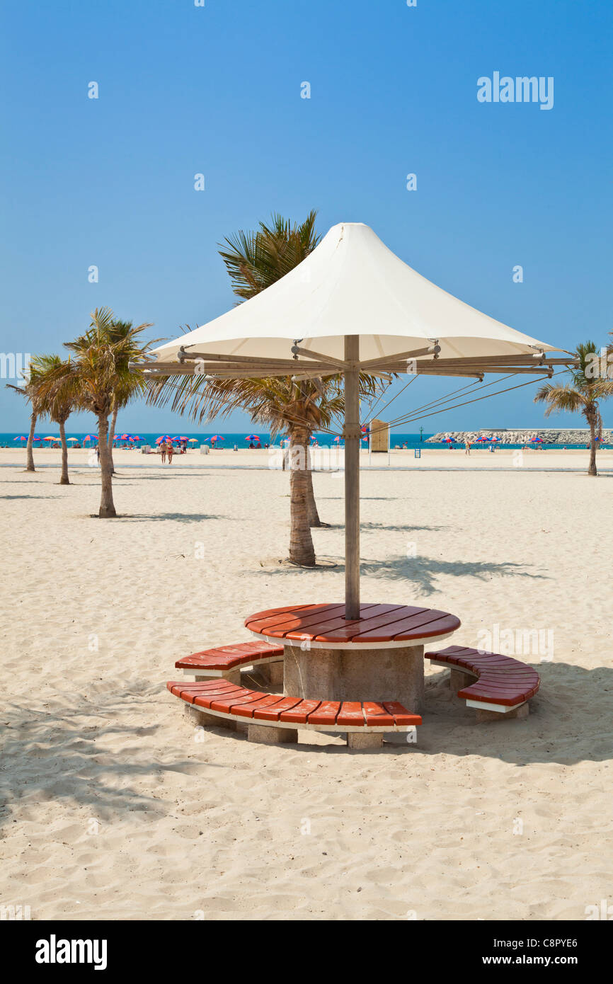 Strand Sonnenschirme, Russisch Strand von Jumeirah, Dubai, Vereinigte Arabische Emirate, Vereinigte Arabische Emirate Stockfoto