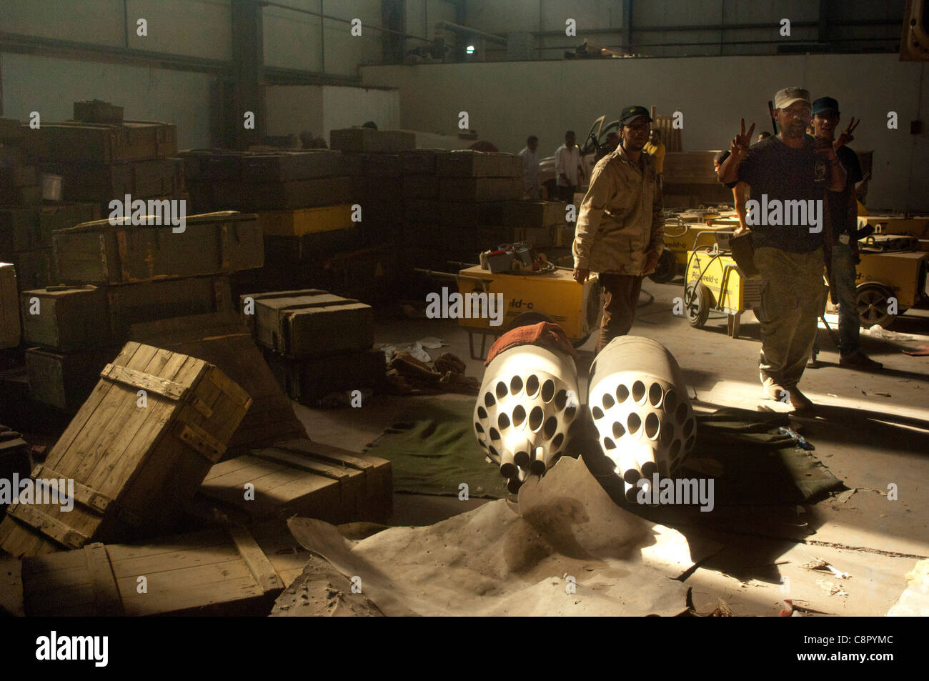 Rebel Wasserröhren befreien Munition Dumps, die sie aus dem Khamis-Brigade-Lager erobert haben Stockfoto