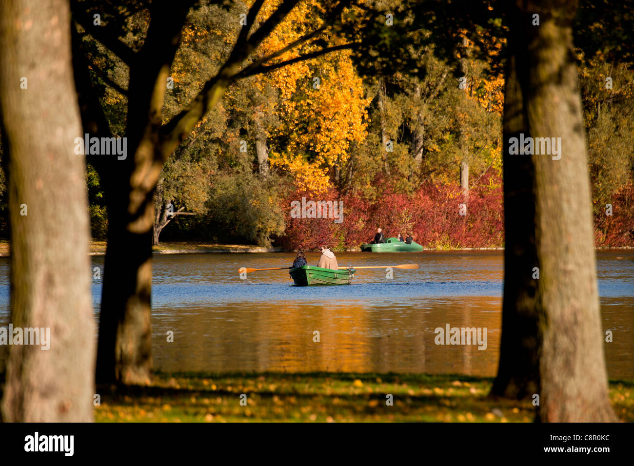 Ruderboot auf der Rheinaue, ein Freizeitpark an den Ufern des Rheins in Bonn, Nordrhein-Westfalen, Deutschland Stockfoto